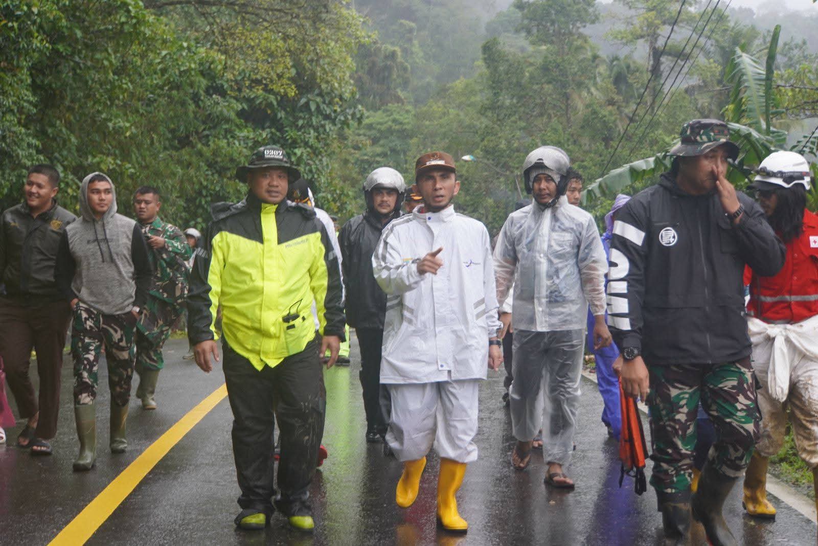 Wawako Allex saat meninjau lokasi longsor jembatan Kembar Silaing Bawah.